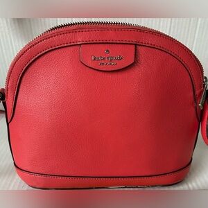 KAYE SPADE SYLVIA X-LARGE DOME CROSSBODY. COLOR:SPOTLIGHT. INTERIOR POCKET.